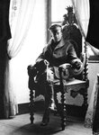 Douglas_MacArthur,_Army_photo_portrait_seated,_France_1918_uncropped.JPEG