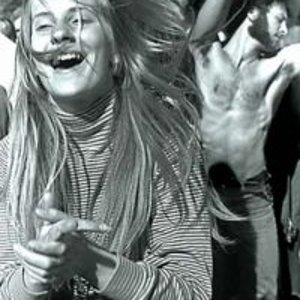 200px-Dancing_Hippies_Berkeley_California_by_Robert_Altman