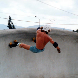bobby_means_roller_skater_san_diego_skate_park_1977_001