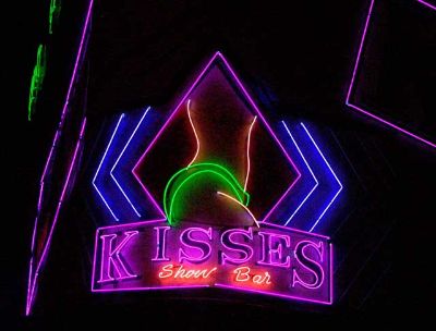 57_kissesNeon